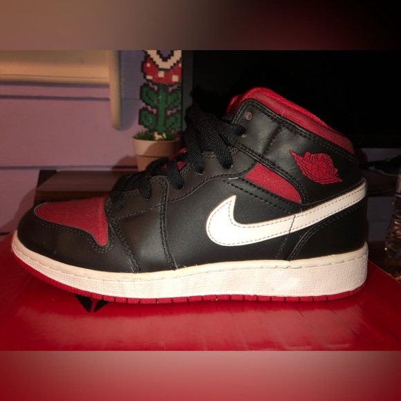 Nike Air Jordan 1 Mid (Youth size 5) - Picture 5 of 7